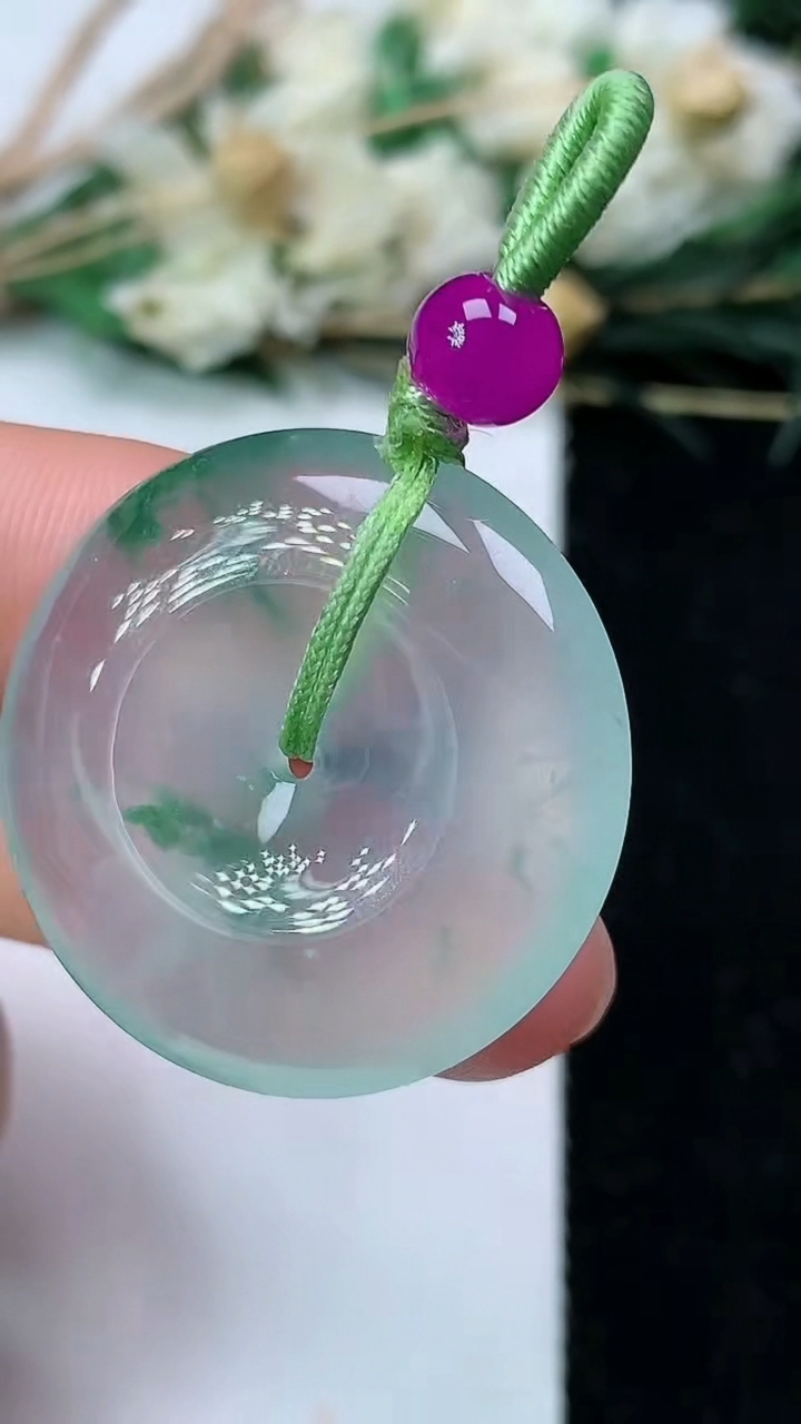 天然A货翡翠飘花平安扣吊坠，尺寸28.2-6.2，重量:10.44g
7月1日