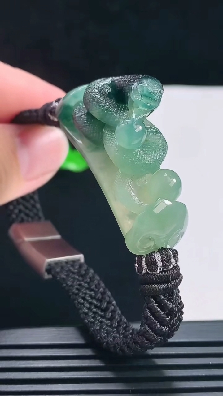 天然A货翡翠飘花生肖蛇牌手牌，尺寸41-13.6-23 重量:24.96g
7月1日