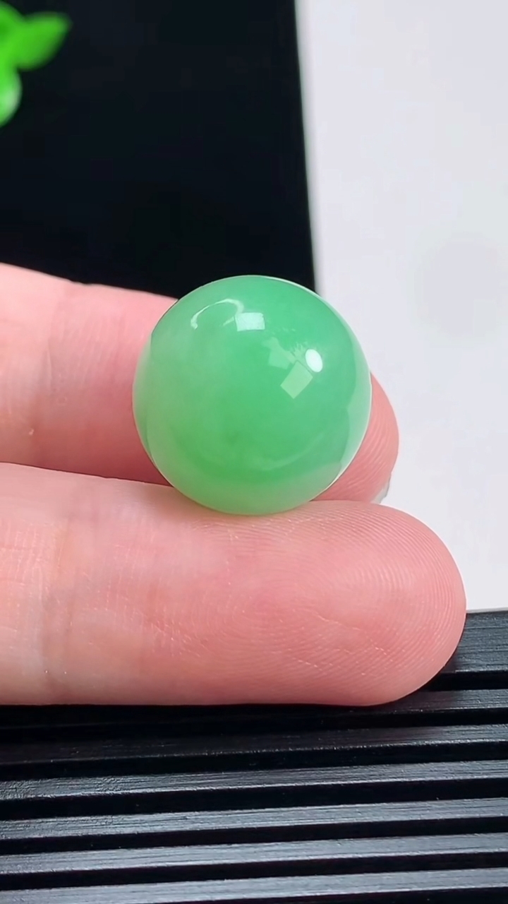 天然A货翡翠圆珠镶嵌件，尺寸16.5 重量:8.37g
7月1日