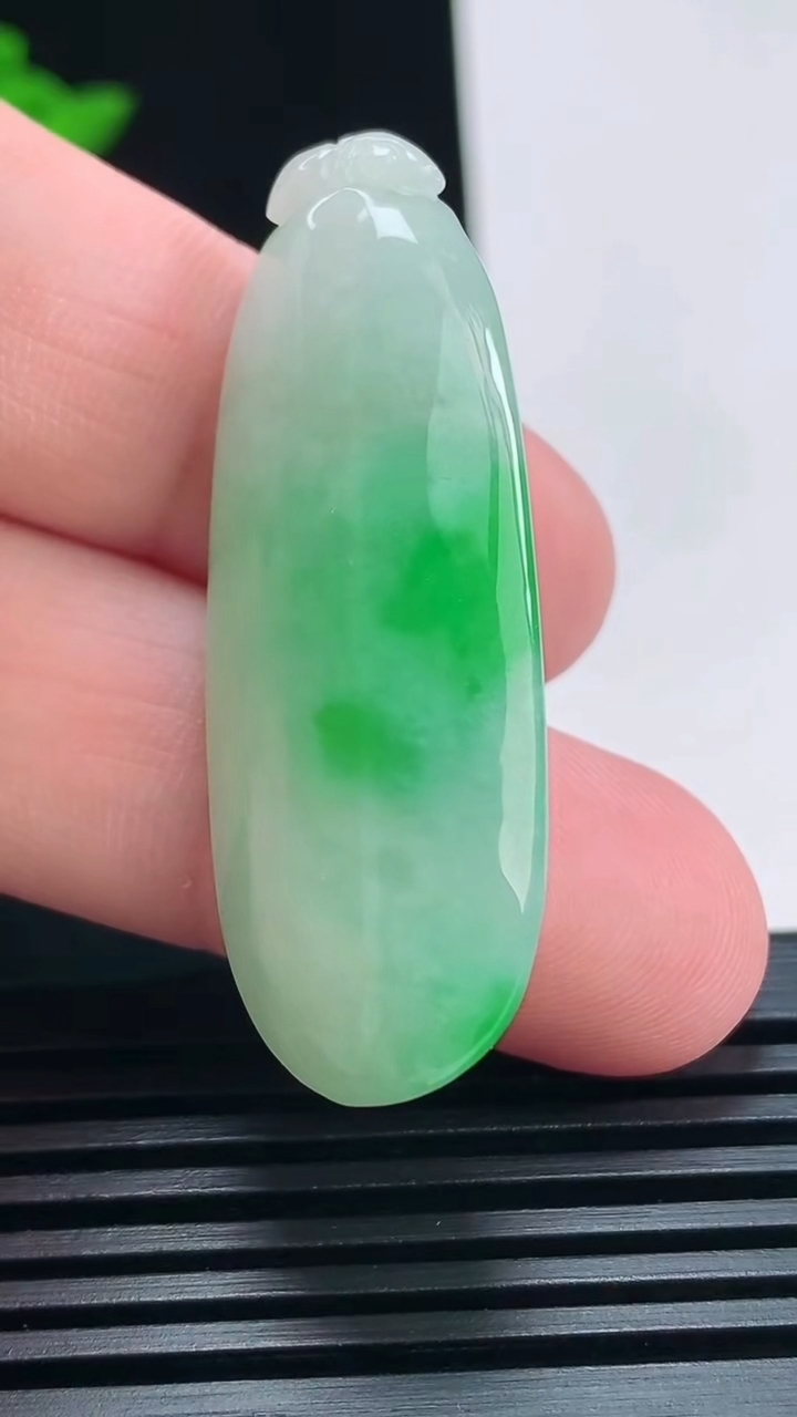 天然A货翡翠福瓜吊坠，尺寸44.2-17-12 重量:15.80g
7月1日