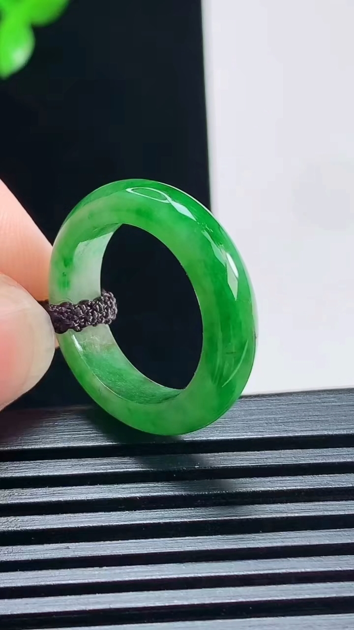 天然A货翡翠玉指环 戒指，尺寸17.2-5-3.5 重量:3.44g2026年7月1日
工厂直销收藏