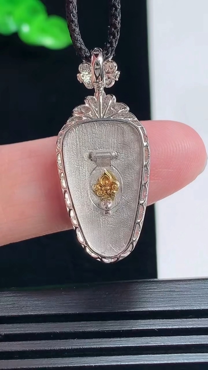 天然A货翡翠金枝玉叶 叶子吊坠，尺寸31.6-14-5.2，裸石20.6-12 重量:2.80g
7月1日