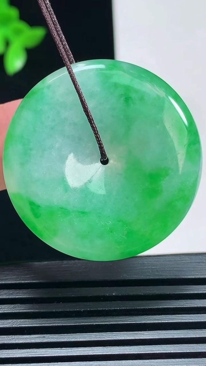 天然A货翡翠平安扣吊坠，尺寸33.5-5.5 重量:13.25g
7月1日