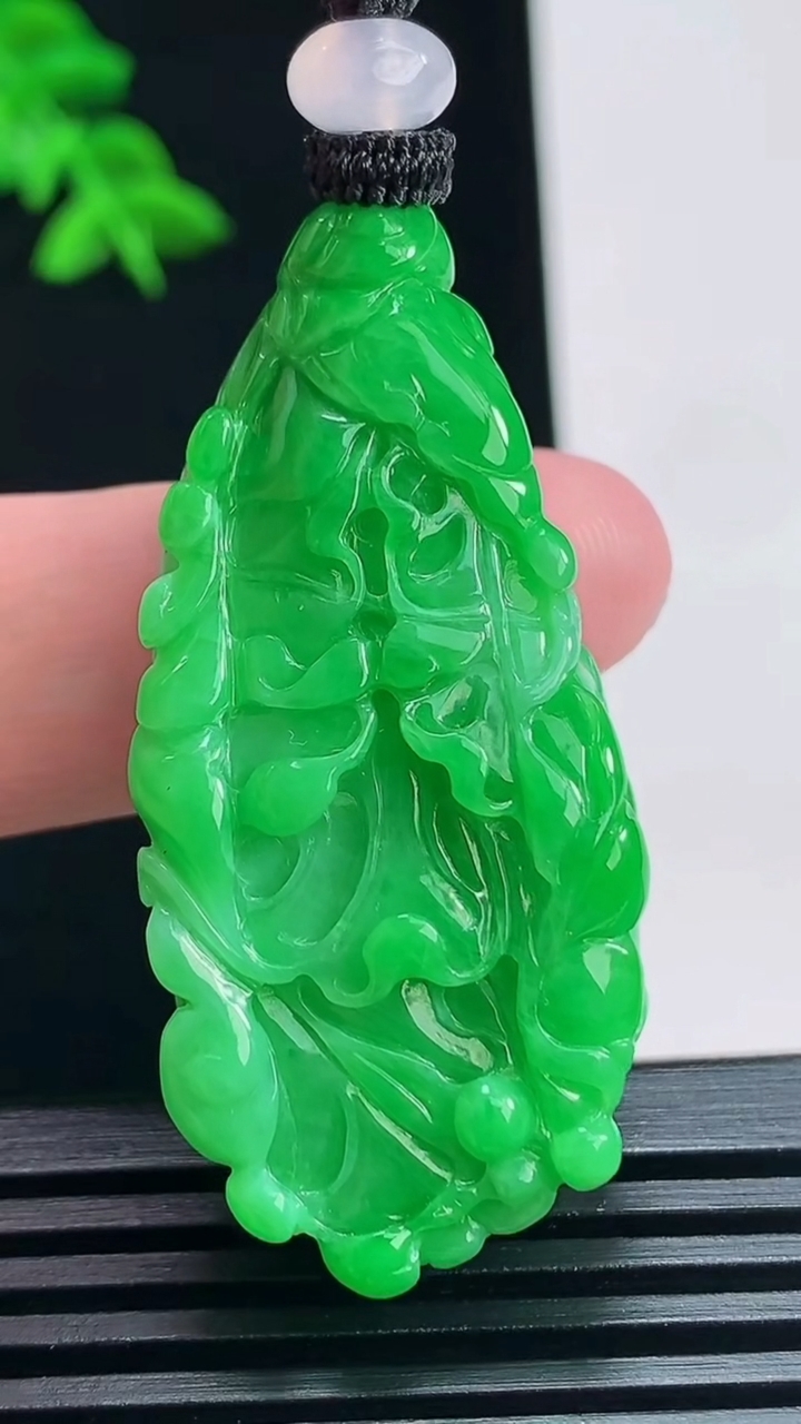 天然A货翡翠白菜吊坠，尺寸42.2-21-13 重量:24.89g
7月1日