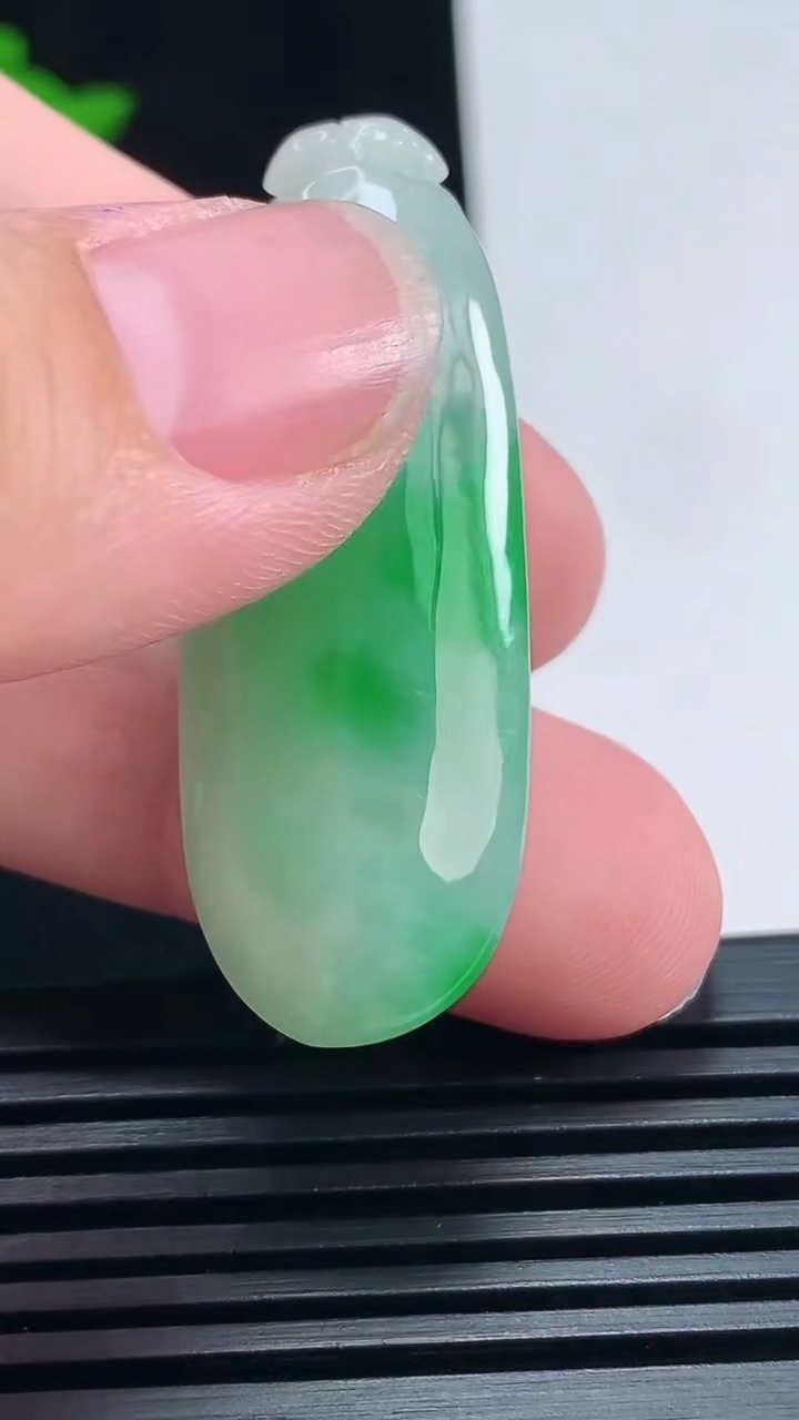 天然A货翡翠福瓜吊坠，尺寸44.2-17-12 重量:15.80g
7月1日