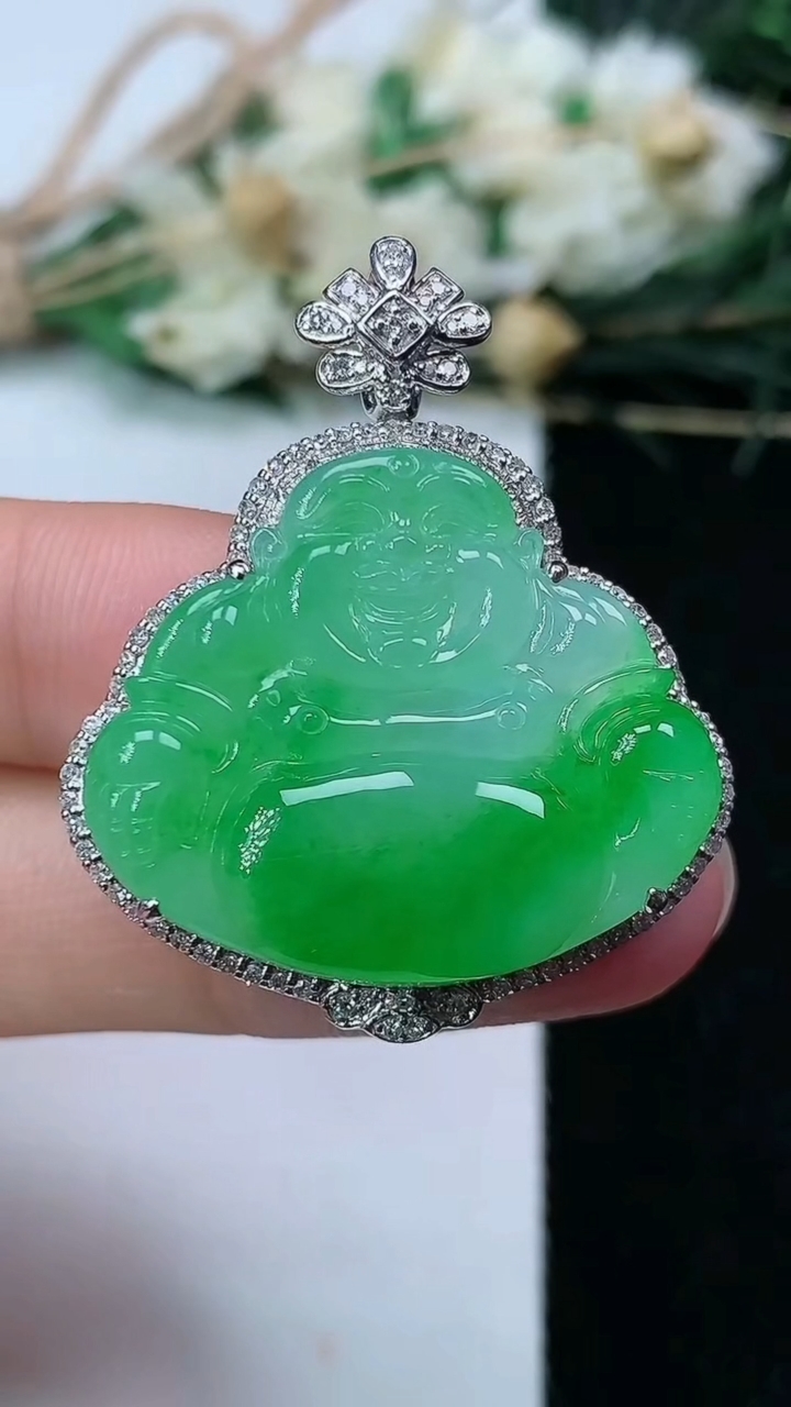 天然A货翡翠佛公吊坠，尺寸36-29.6-9.7，裸石23-27.3，重量:10.50g
7月1日