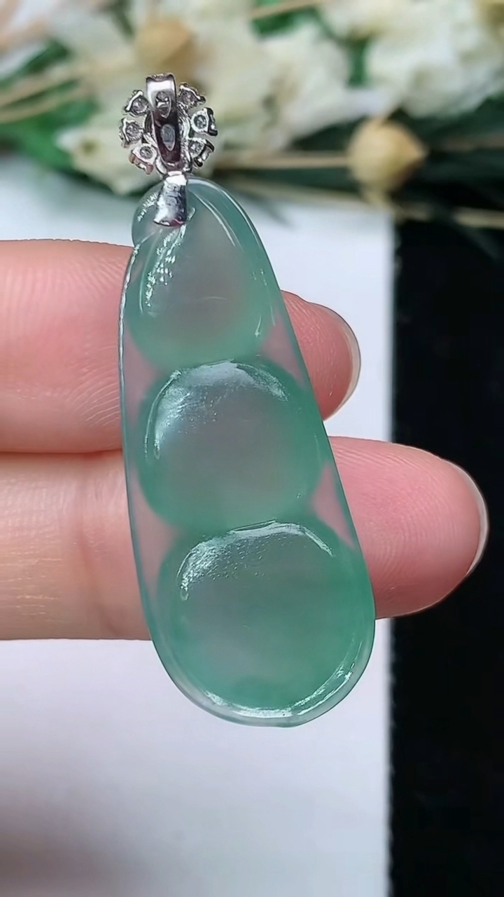 天然A货翡翠福豆吊坠，尺寸31.8-13.2-5.6，重量:4.35g
7月1日