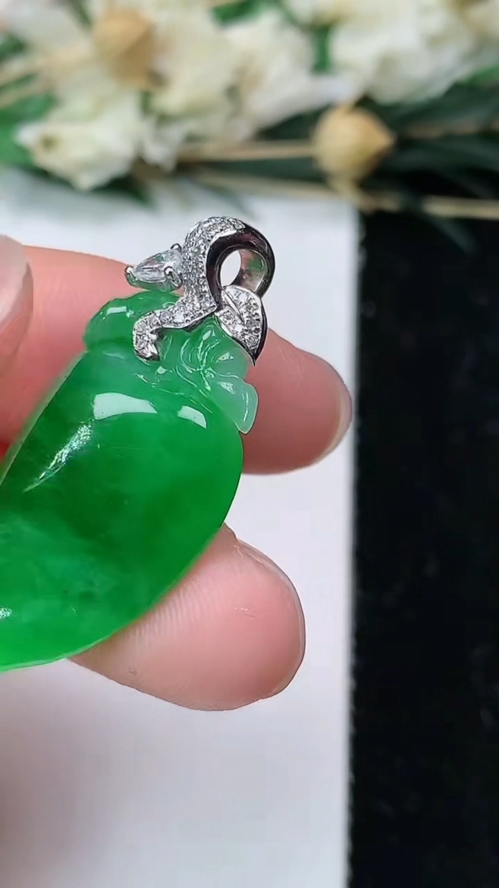 天然A货翡翠寿桃吊坠，尺寸26-16-7.5，重量:5.64g
7月1日