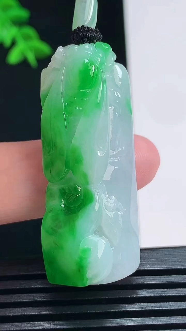 天然A货翡翠一鸣惊人 节节高升 竹节吊坠，尺寸44.5-16-11.8 重量:20.91g
7月1日
