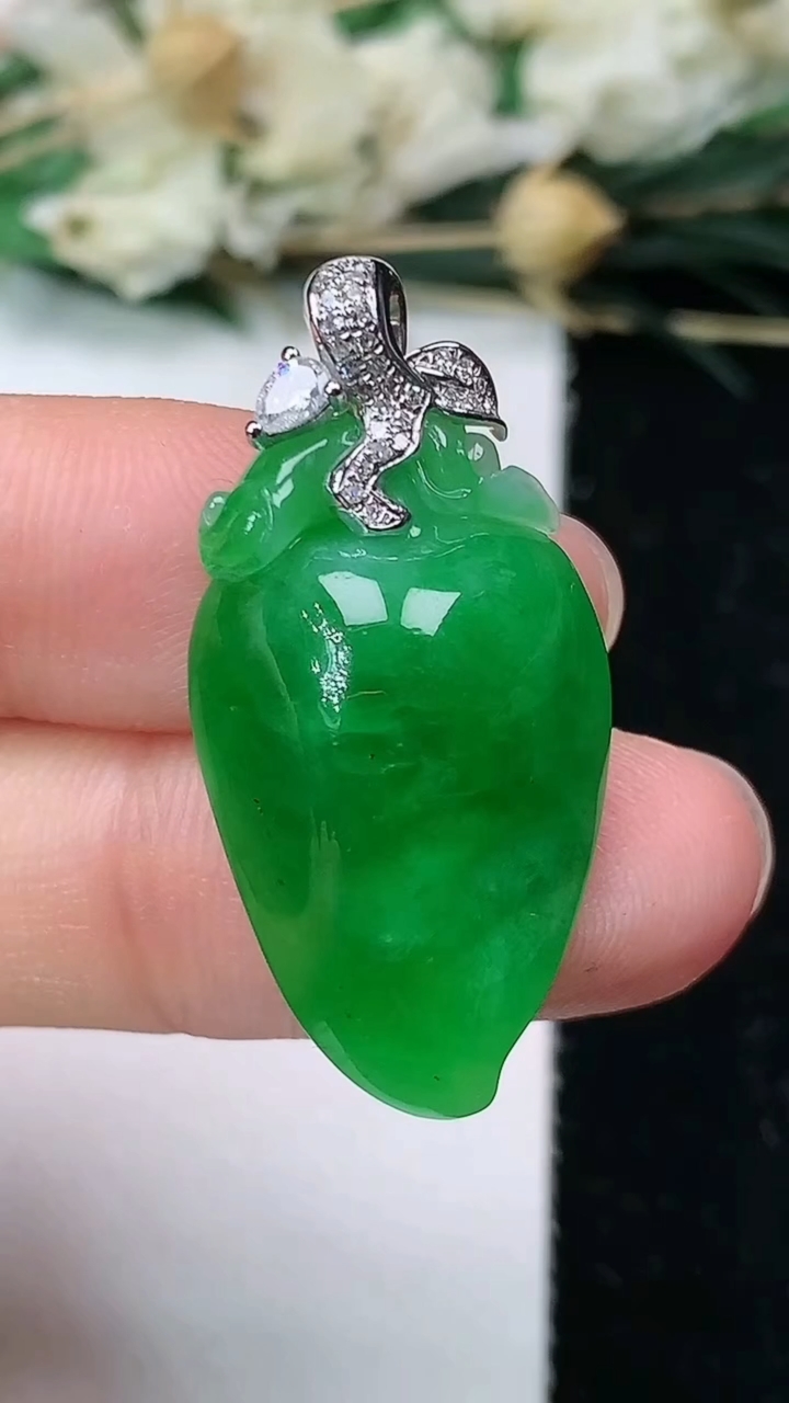 天然A货翡翠寿桃吊坠，尺寸26-16-7.5，重量:5.64g
7月1日