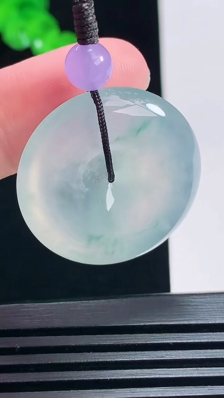 天然A货翡翠种飘花平安扣吊坠，尺寸27.5-5.6 重量:9.51g
7月1日