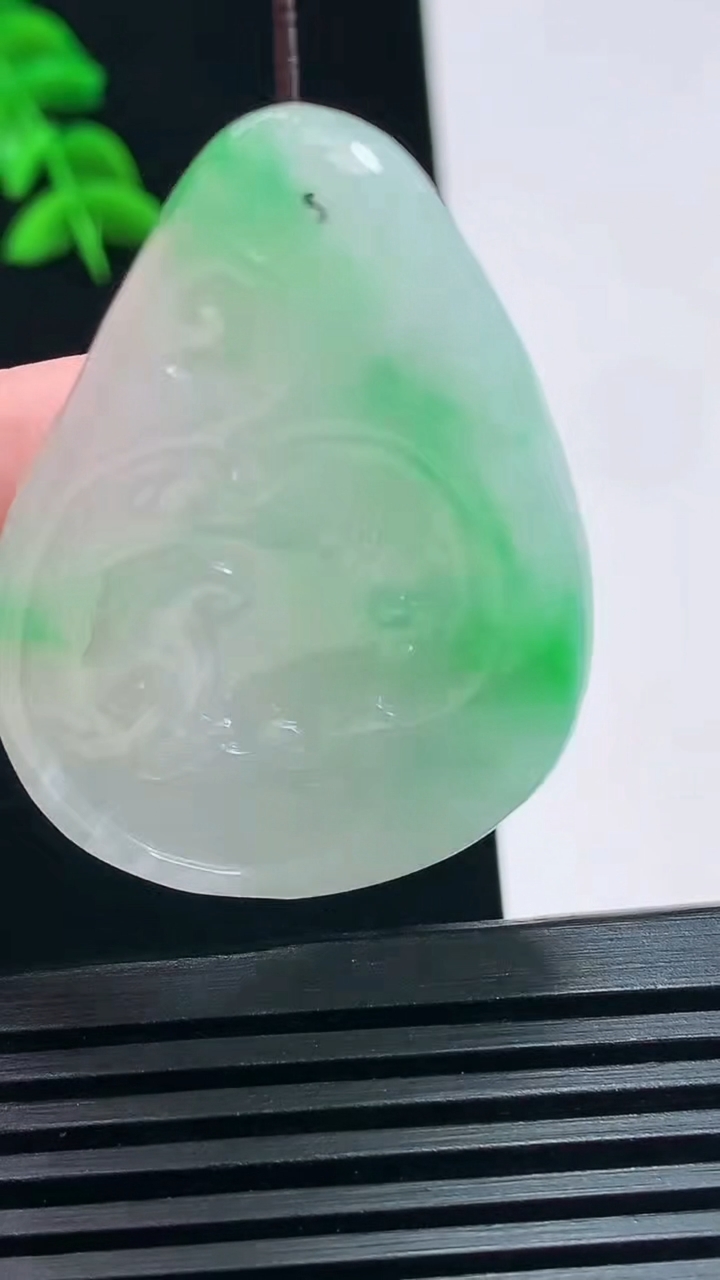 天然A货翡翠龙牌吊坠，尺寸44-31-7.5 重量:15.01g
7月1日