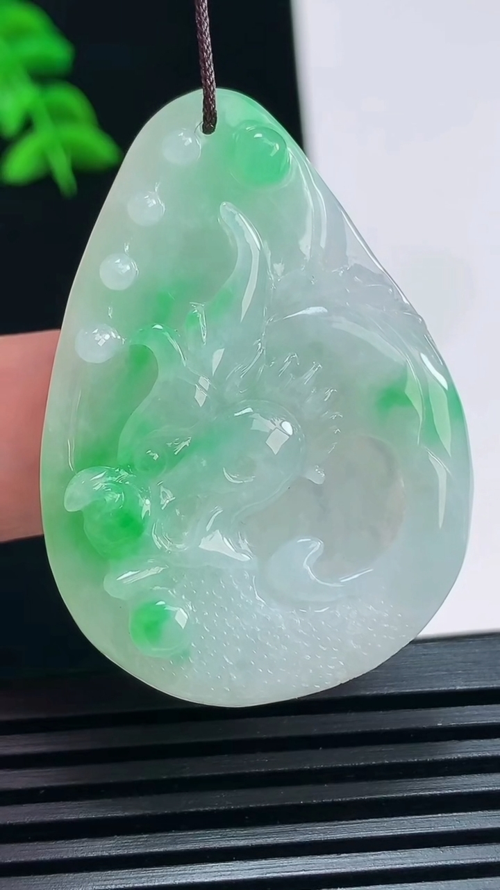 天然A货翡翠龙牌吊坠，尺寸44-31-7.5 重量:15.01g
7月1日