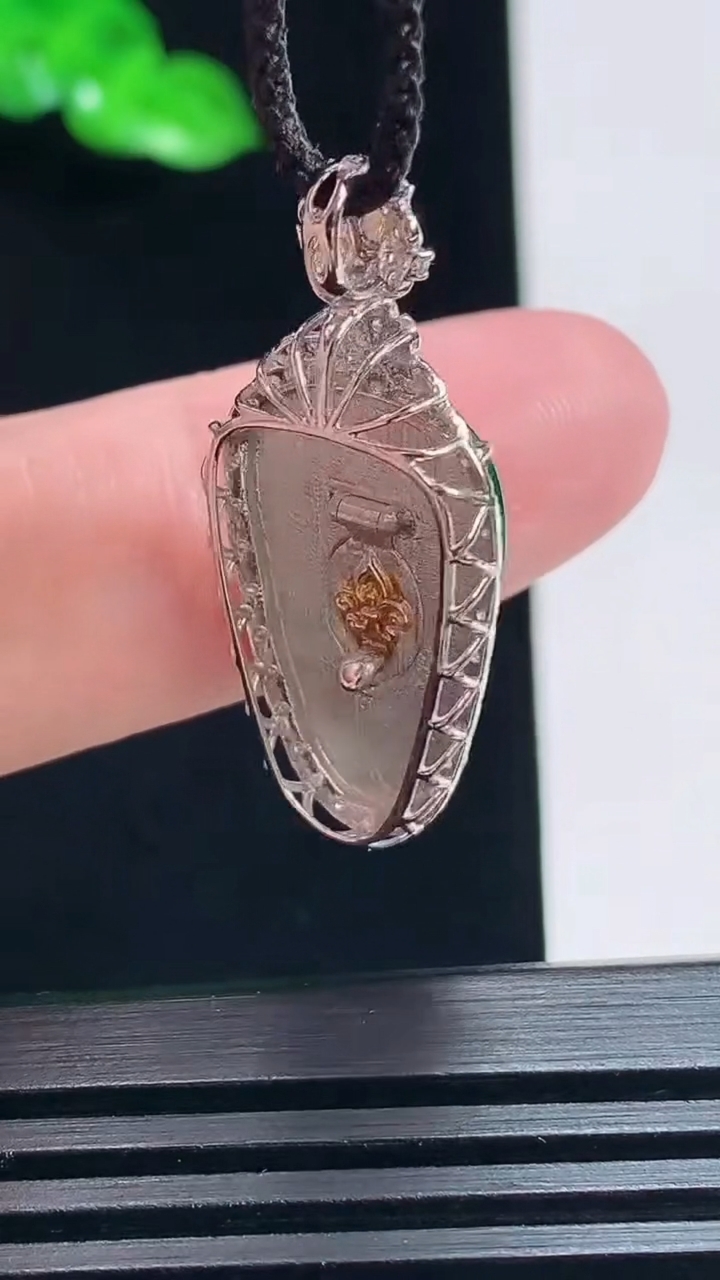 天然A货翡翠金枝玉叶 叶子吊坠，尺寸31.6-14-5.2，裸石20.6-12 重量:2.80g
7月1日