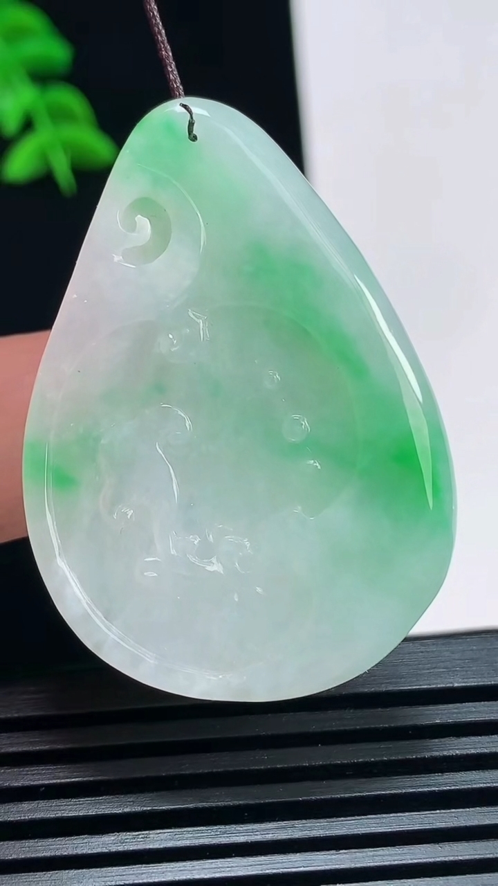 天然A货翡翠龙牌吊坠，尺寸44-31-7.5 重量:15.01g
7月1日