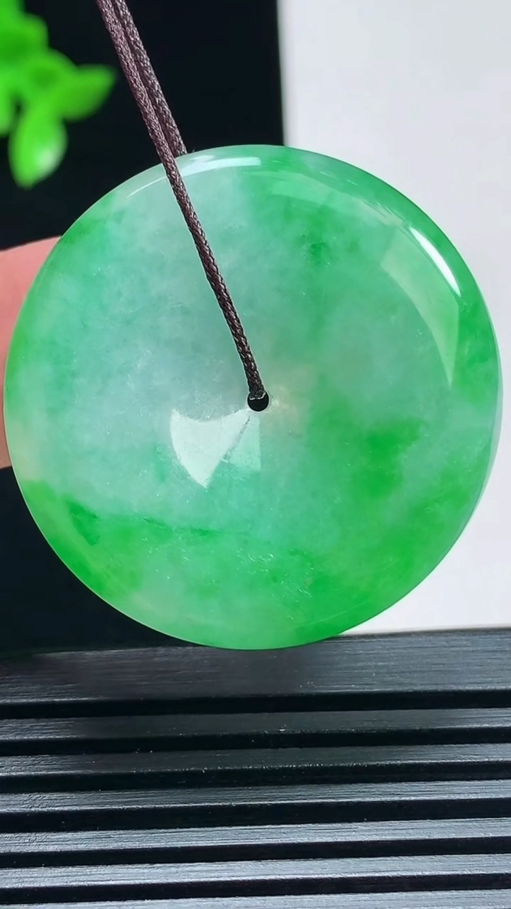 天然A货翡翠平安扣吊坠，尺寸33.5-5.5 重量:13.25g
7月1日