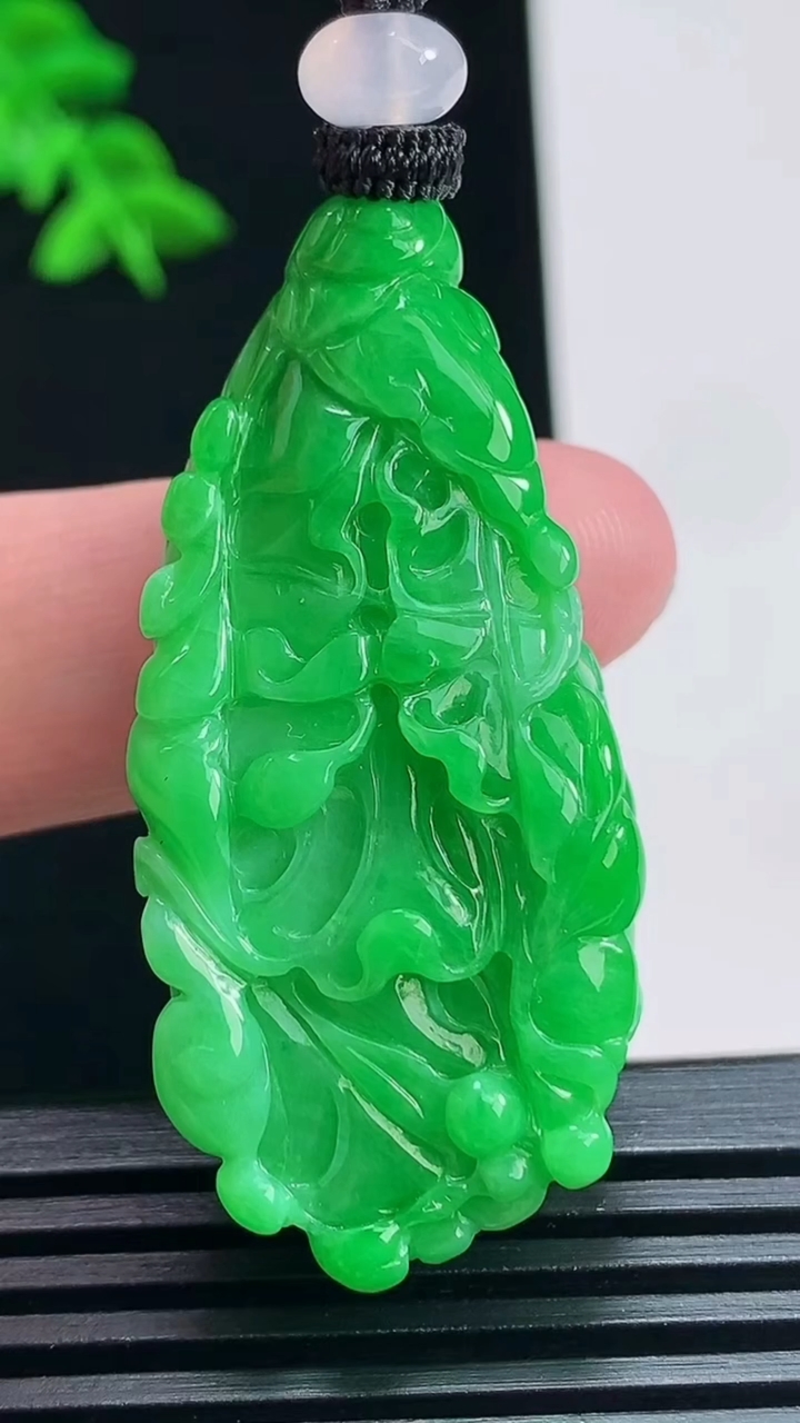 天然A货翡翠白菜吊坠，尺寸42.2-21-13 重量:24.89g
7月1日