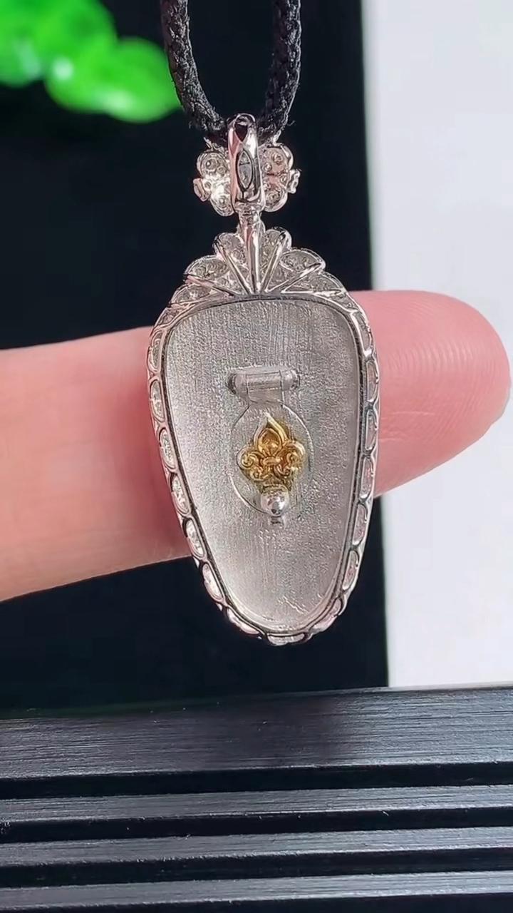 天然A货翡翠金枝玉叶 叶子吊坠，尺寸31.6-14-5.2，裸石20.6-12 重量:2.80g
7月1日