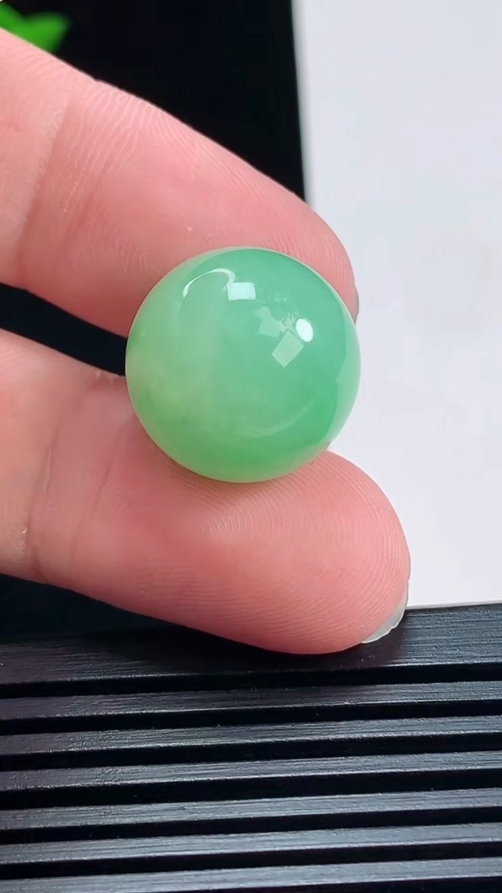 天然A货翡翠圆珠镶嵌件，尺寸16.5 重量:8.37g
7月1日