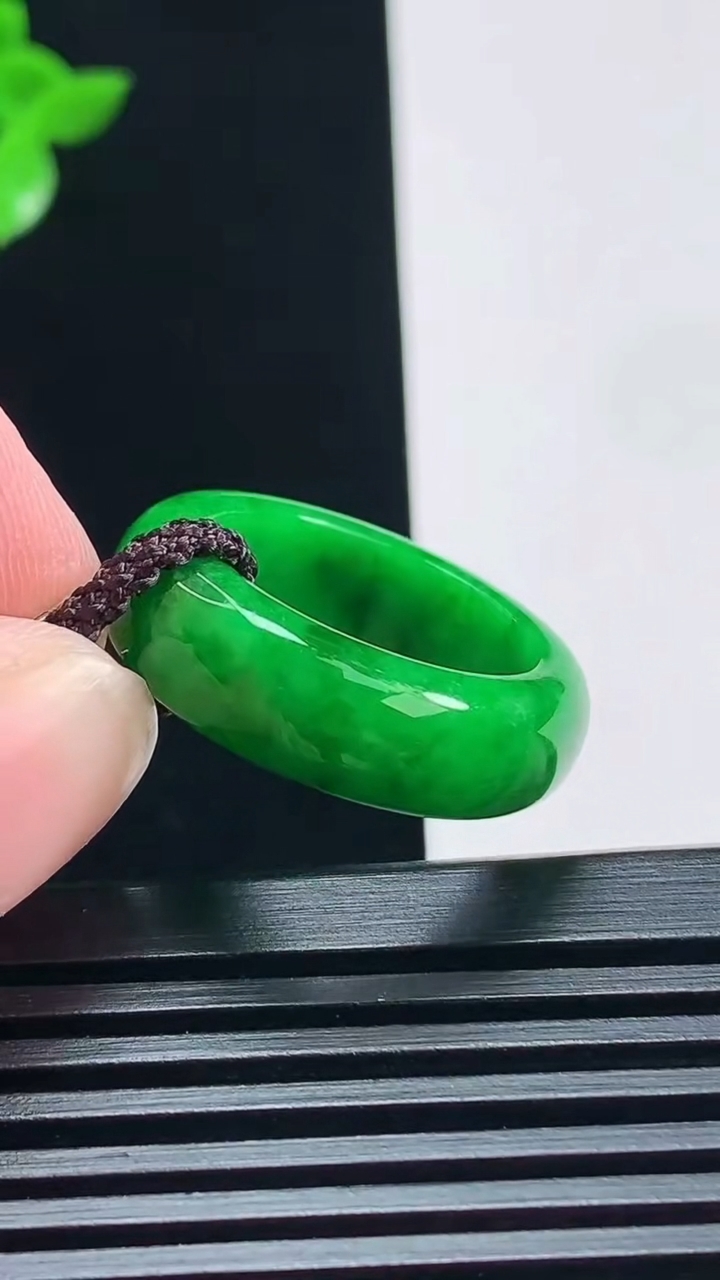 天然A货翡翠玉指环 戒指，尺寸18-7-3.8 重量:5.66g2026年7月1日
工厂直销收藏佳品,种好水足，色泽均匀，有种有色，上手高大气！