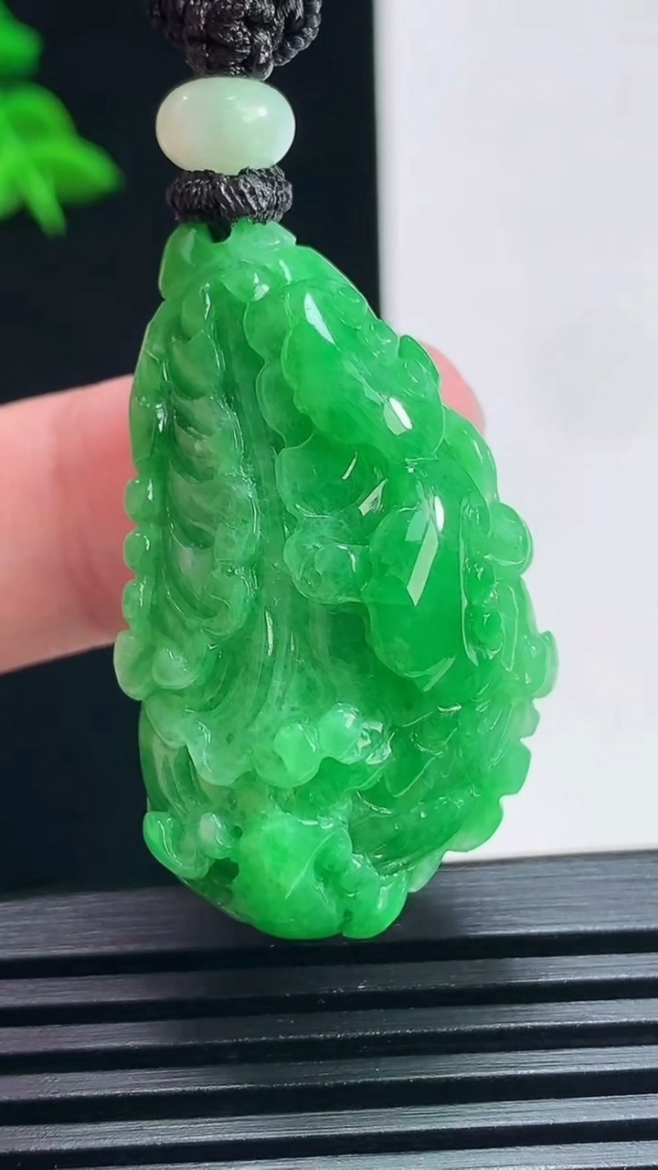 天然A货翡翠白菜吊坠，尺寸35.5-23.2-16.5 重量:22.12g
7月1日