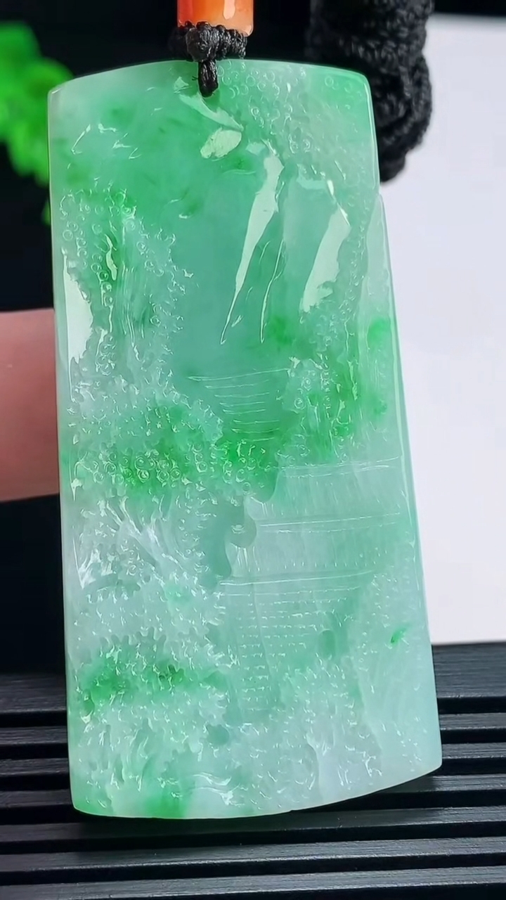 天然A货翡翠山水牌吊坠，尺寸57-28.6-8.5 重量:33.56g
7月1日