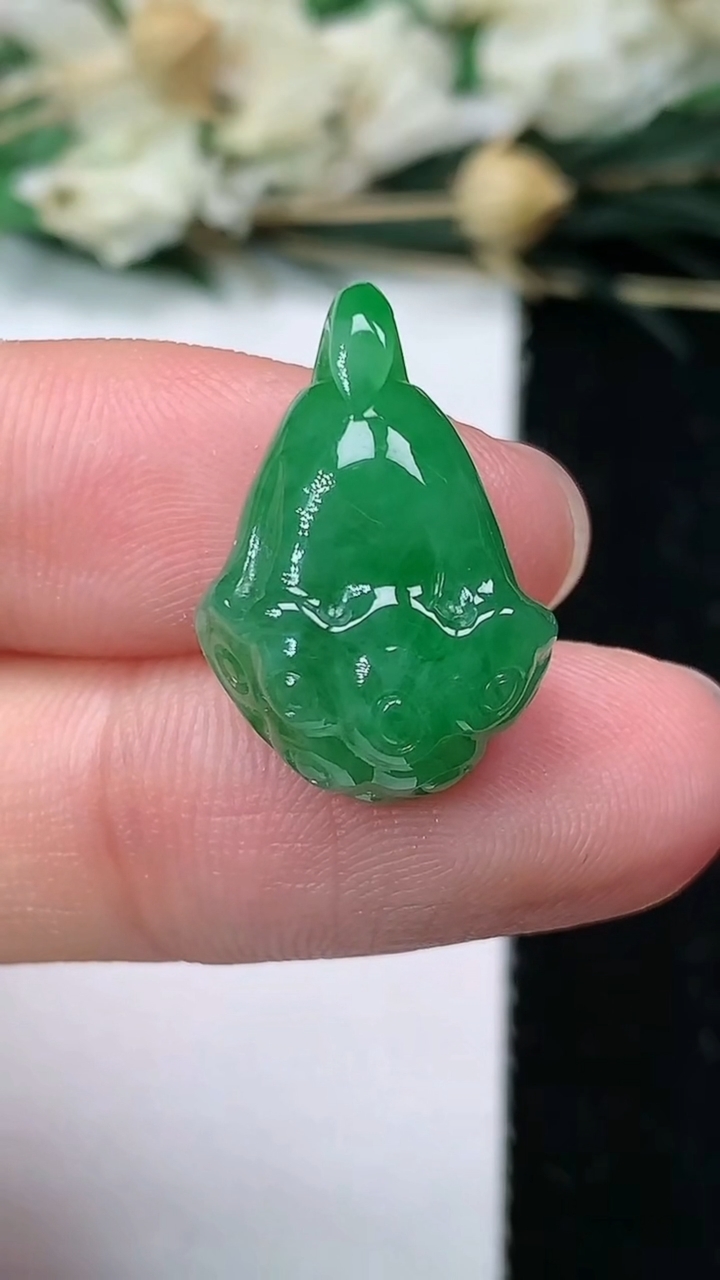 天然A货翡翠莲蓬吊坠，尺寸19.9-13.6-7.3，重量:3.18g
7月1日