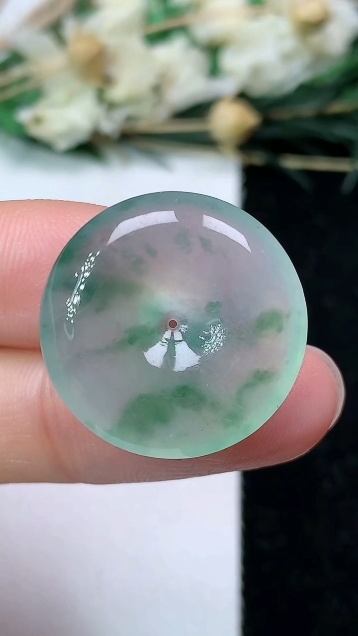 天然A货翡翠飘花平安扣吊坠，尺寸21.9-5.2，重量:4.98g
7月1日
