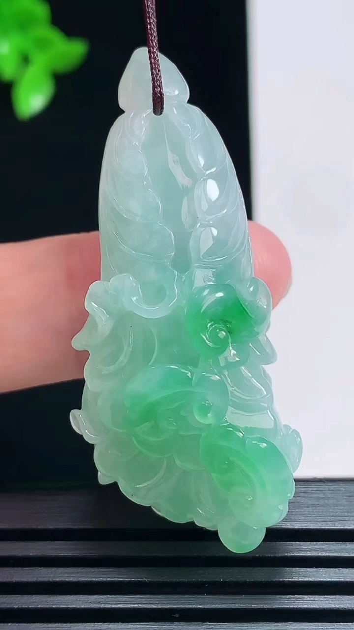 天然A货翡翠白菜吊坠，尺寸49.5-20.6-16 重量:17.67g
7月2日