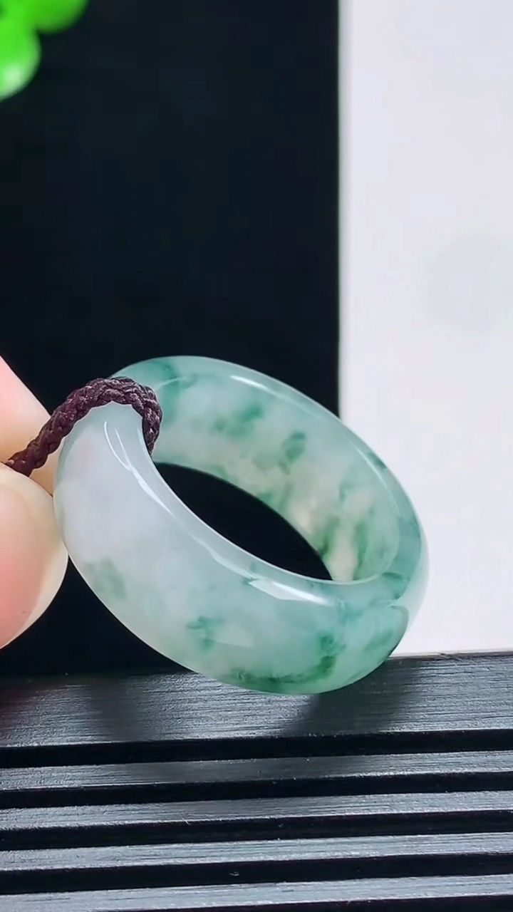 天然A货翡翠冰种飘花玉指环 戒指，尺寸19.8-9-3.5 重量:7.16g2026年7月2日
工厂直销收藏佳品,种好水足，色泽均匀，有种有色，上手高大气！