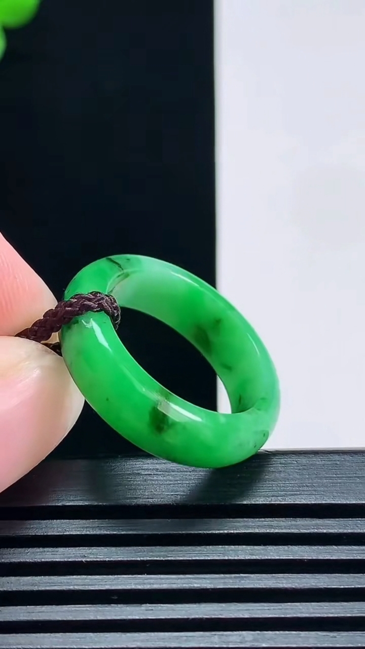 天然A货翡翠玉指环 戒指，尺寸19-6-3.2 重量:4.23g2026年7月2日
工厂直销收藏佳品,种好水足，色泽均匀，有种有色，上手高大气！