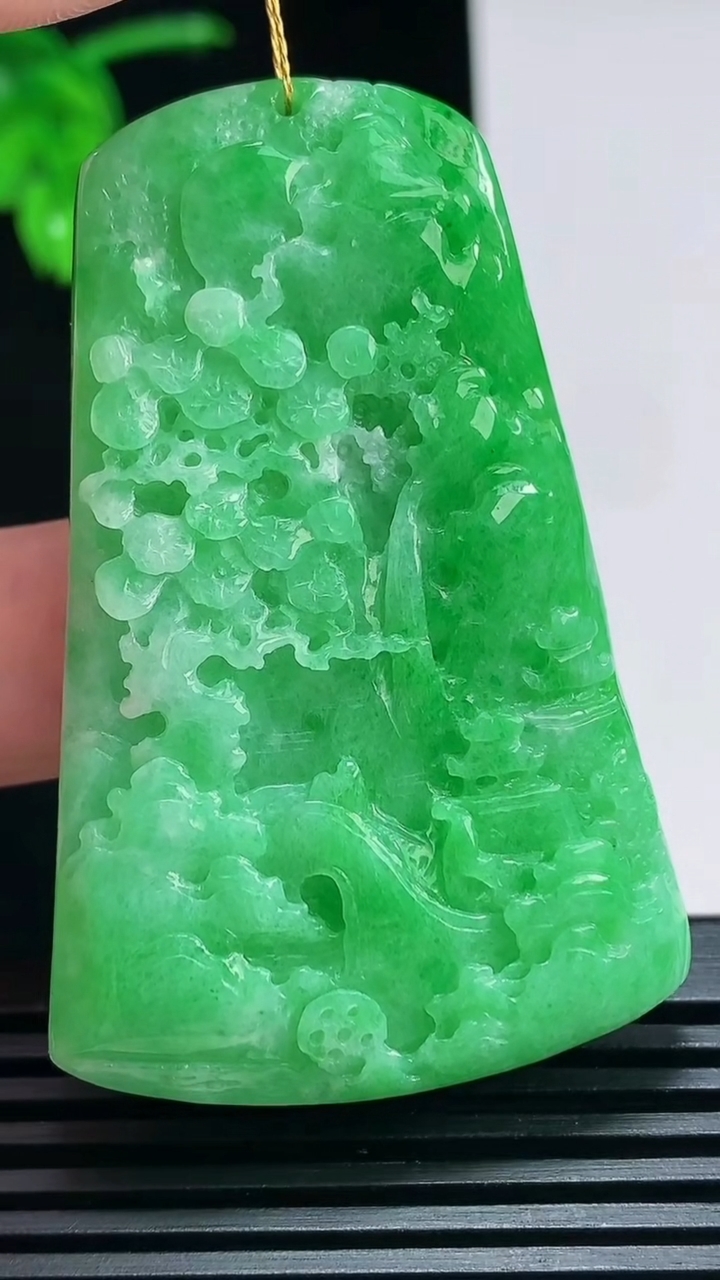 天然A货翡翠山水牌吊坠，尺寸57.6-37.5-8.2 重量:36.80g
7月2日