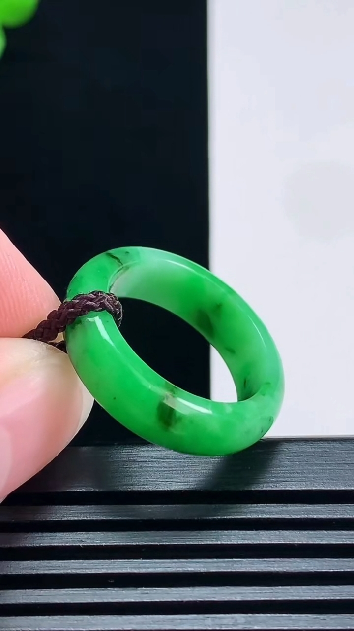 天然A货翡翠玉指环 戒指，尺寸19-6-3.2 重量:4.23g2026年7月2日
工厂直销收藏佳品,种好水足，色泽均匀，有种有色，上手高大气！
