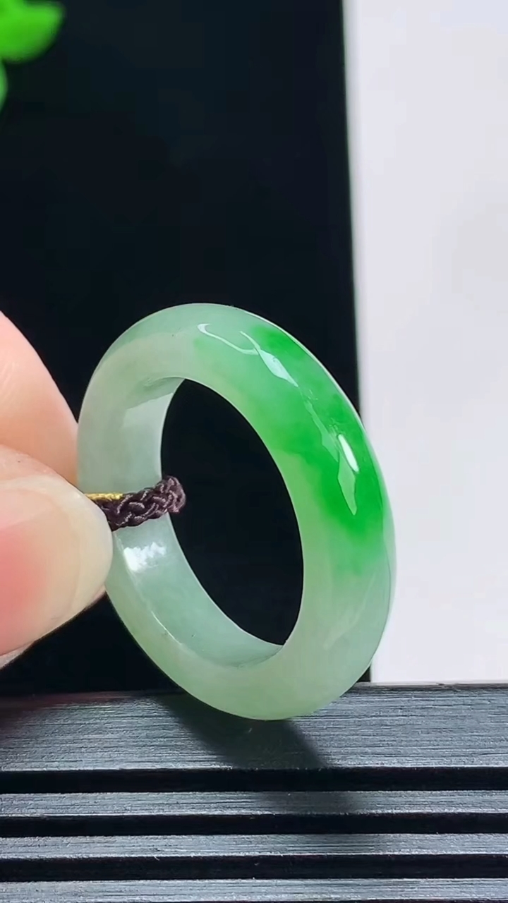 天然A货翡翠玉指环 戒指，尺寸18.5-5.2-3.5 重量:4.39g2026年7月2日
工厂直销