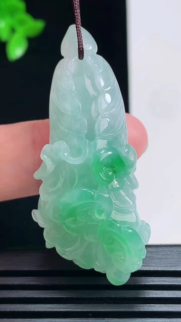 天然A货翡翠白菜吊坠，尺寸49.5-20.6-16 重量:17.67g
7月2日