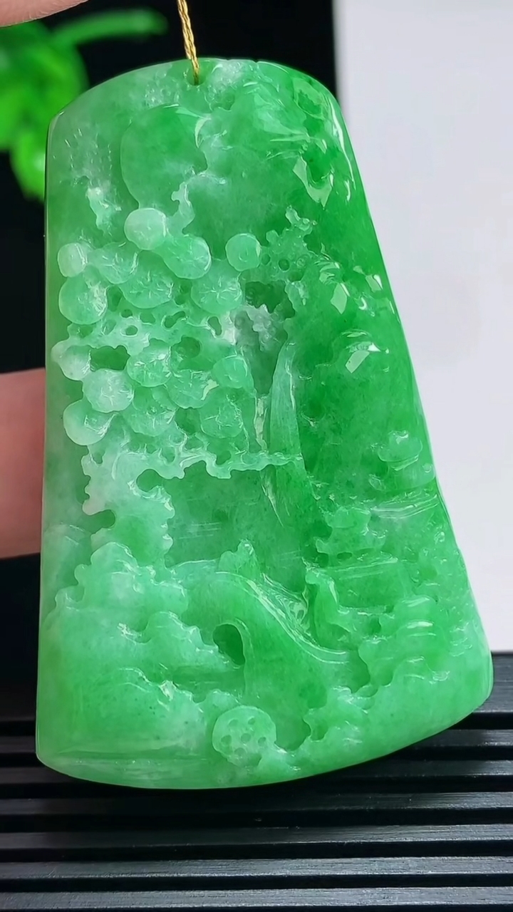 天然A货翡翠山水牌吊坠，尺寸57.6-37.5-8.2 重量:36.80g
7月2日