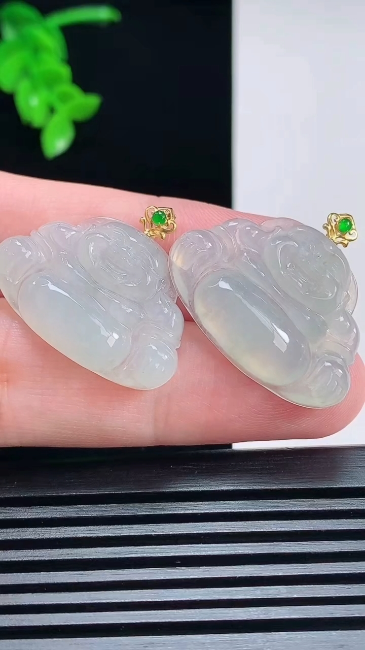 天然A货翡翠佛公吊坠一对，尺寸20.5-29-5 重量:8.62g
7月2日
