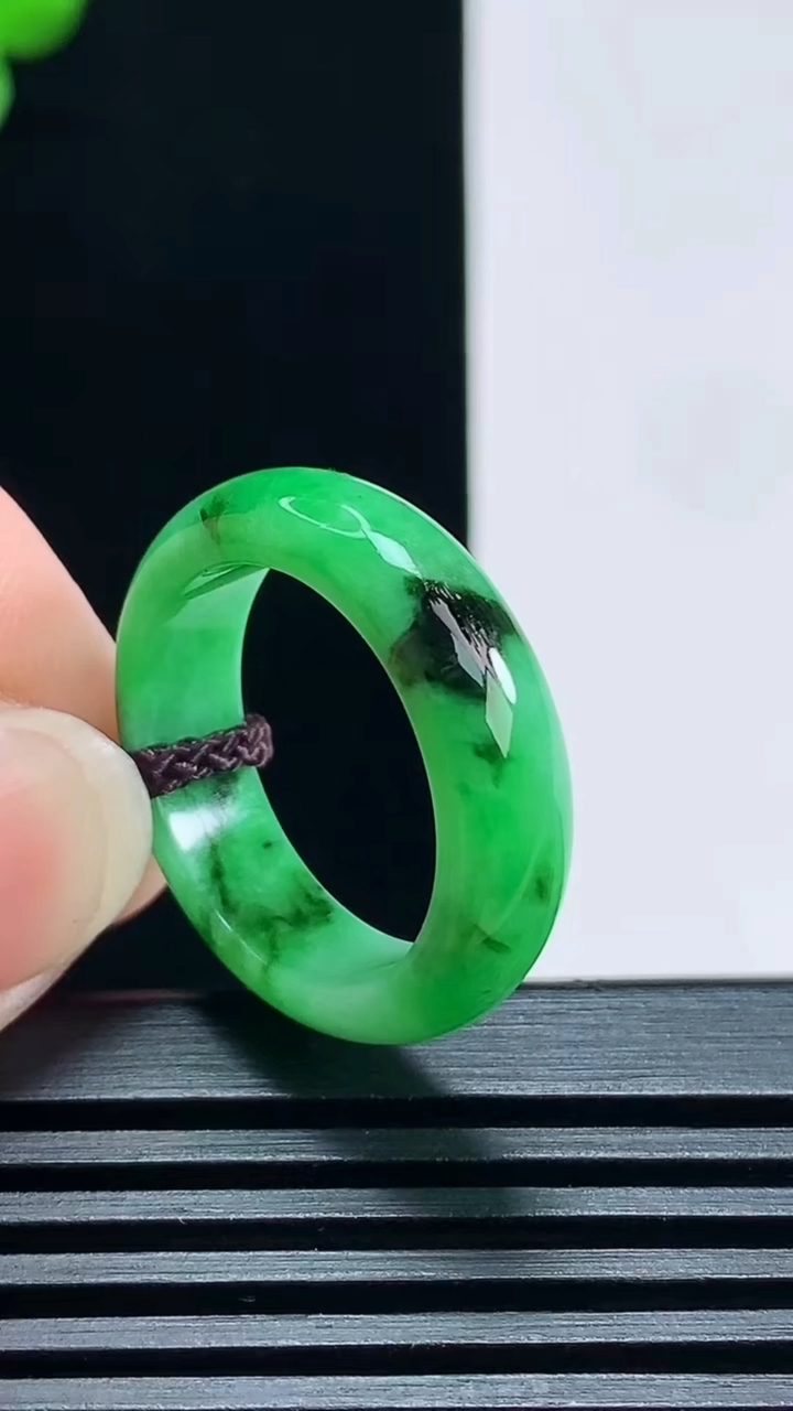 天然A货翡翠玉指环 戒指，尺寸19-6-3.2 重量:4.23g2026年7月2日
工厂直销收藏佳品
