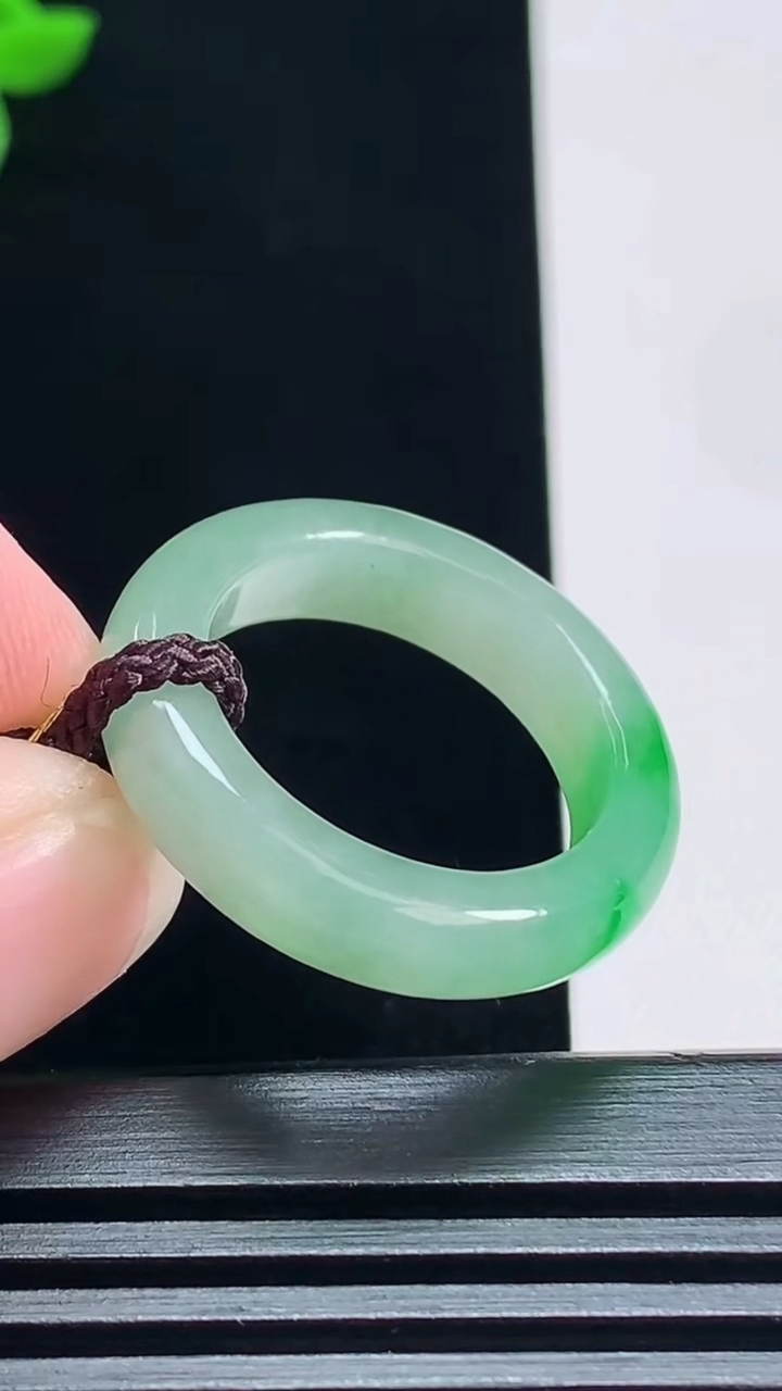 天然A货翡翠玉指环 戒指，尺寸18.5-5.2-3.5 重量:4.39g2026年7月2日
工厂直销收藏佳品,种好水足，色泽均匀，有种有色，上手高大气！