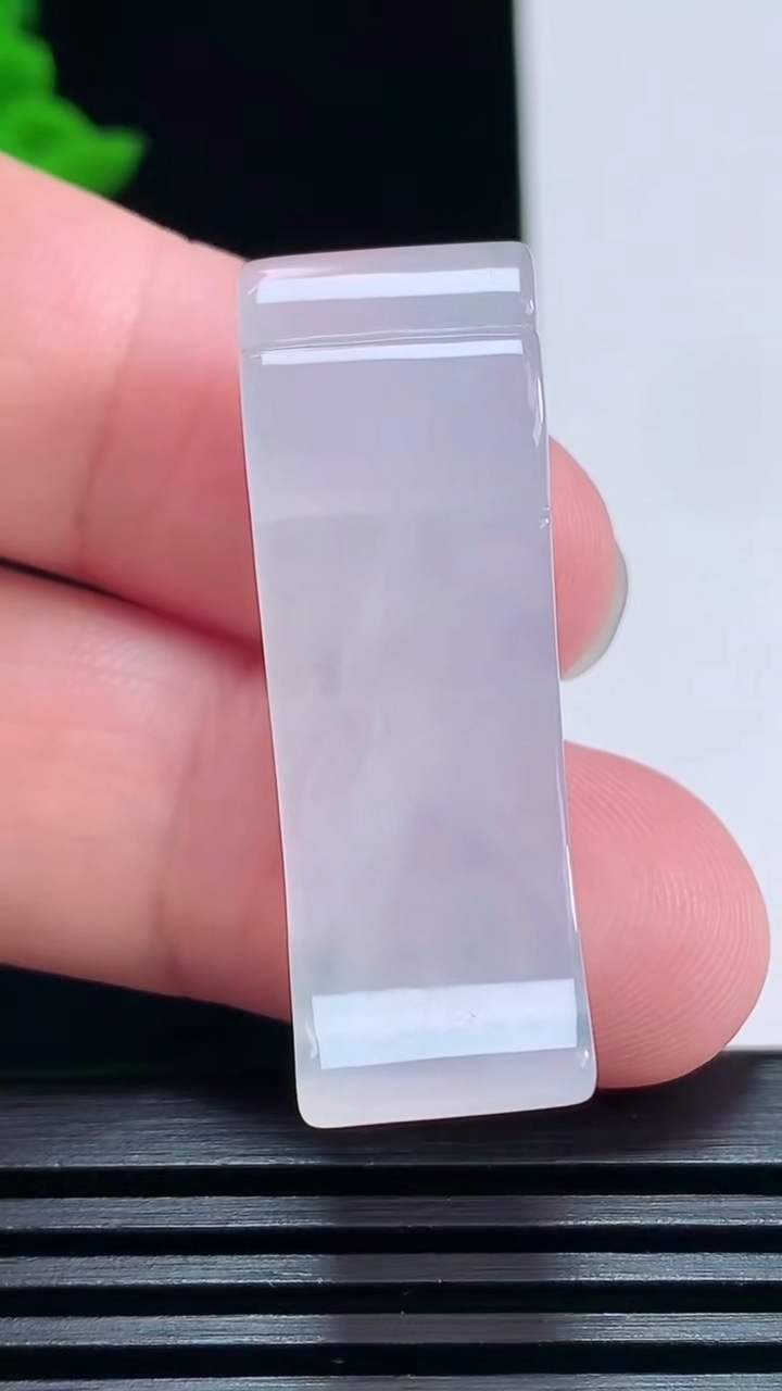 天然A货翡翠冰种飘花仿古无事牌手牌，尺寸38-13-10 重量:9.28g
7月2日