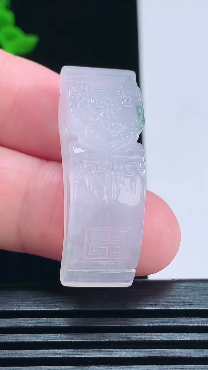 天然A货翡翠冰种飘花仿古无事牌手牌，尺寸38-13-10 重量:9.28g
7月2日
