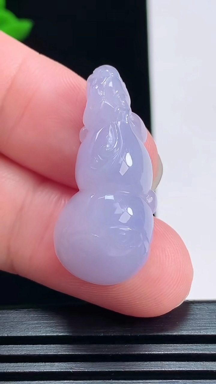 天然A货翡翠紫罗兰葫芦吊坠，尺寸32.5-14.5-9.5 重量:7.00g
7月2日