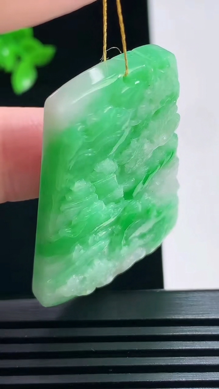 天然A货翡翠山水牌吊坠，尺寸45.5-32-7.5 重量:26.20g
7月2日