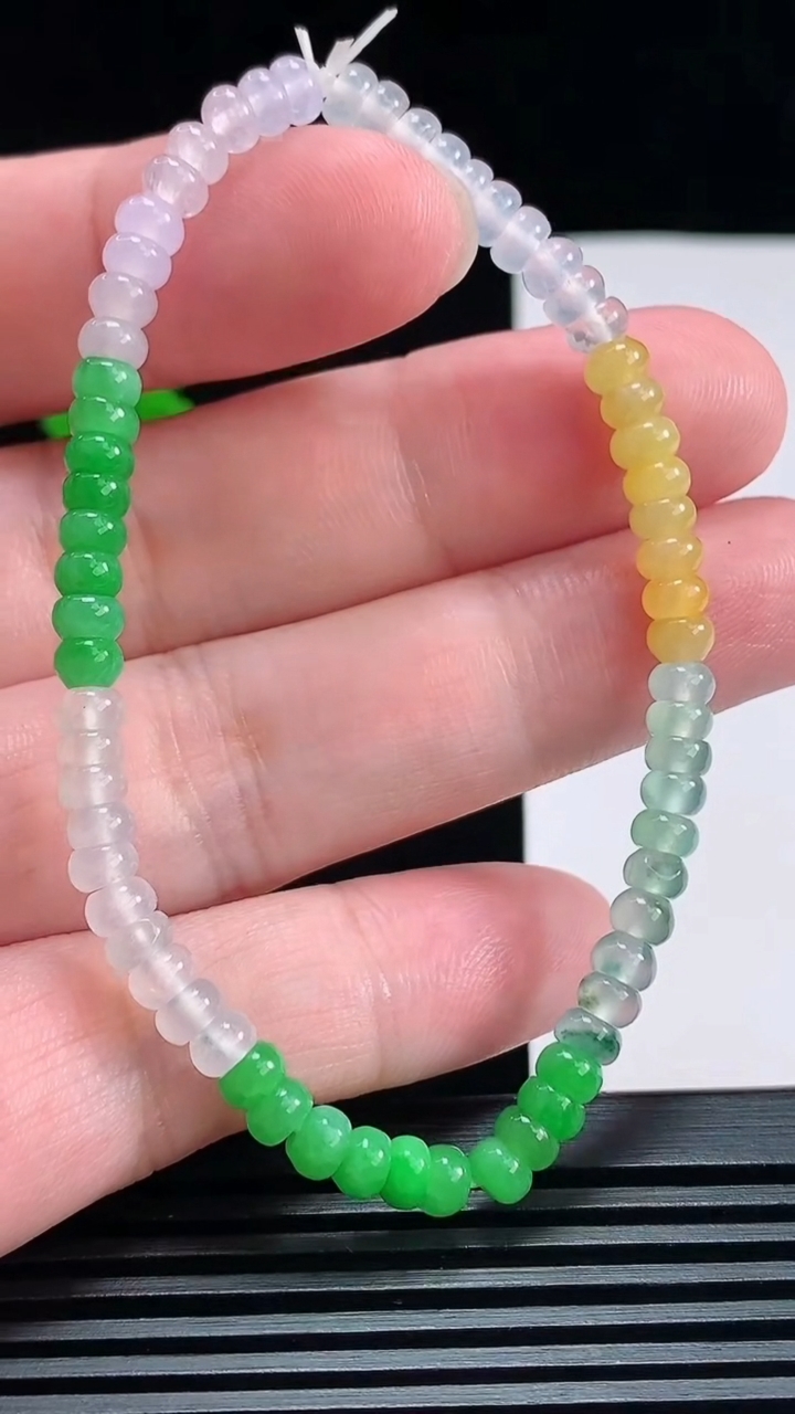 天然A货翡翠种三彩算盘珠手串，尺寸4.5-2.5 重量:7.78g7月2日
工厂直销收藏佳品,种好水足，色泽均匀，有种有色，上手高大气！