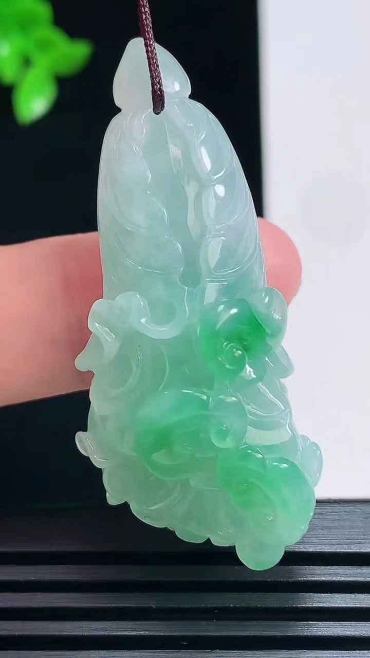 天然A货翡翠白菜吊坠，尺寸49.5-20.6-16 重量:17.67g
7月2日