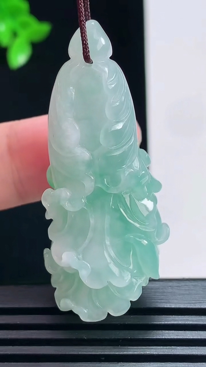 天然A货翡翠白菜吊坠，尺寸49.5-20.6-16 重量:17.67g
7月2日