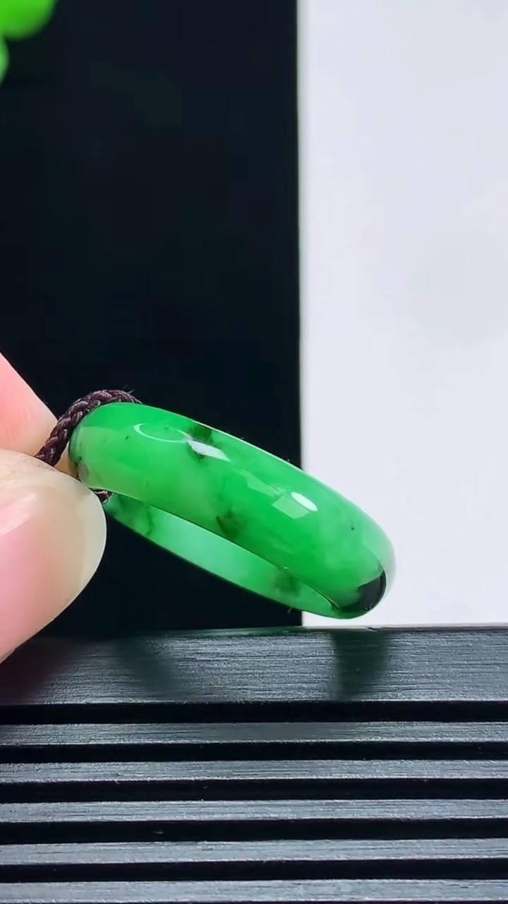 天然A货翡翠玉指环 戒指，尺寸19-6-3.2 重量:4.23g2026年7月2日
工厂直销收藏佳品,种好水足，色泽均匀，有种有色，上手高大气！