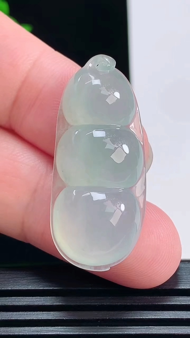 天然A货翡翠福豆吊坠，尺寸37-16-7.8 重量:7.37g
7月2日