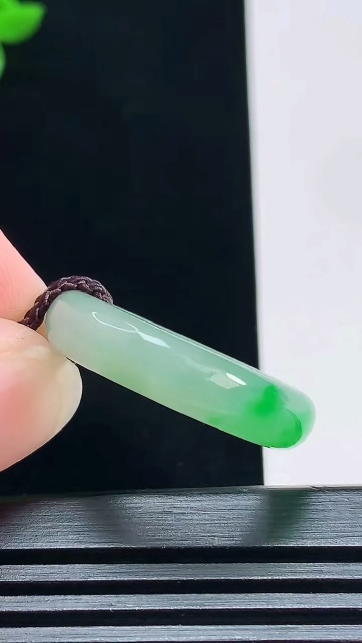 天然A货翡翠玉指环 戒指，尺寸18.5-5.2-3.5 重量:4.39g2026年7月2日
工厂直销收藏佳品,种好水足，色泽均匀，有种有色，上手高大气！