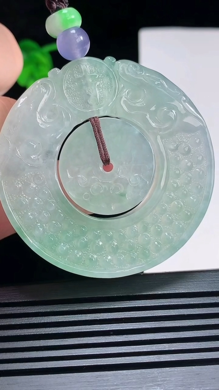 天然A货翡翠仿古母子平安扣吊坠，尺寸53-6.5 重量:40.88g
7月2日